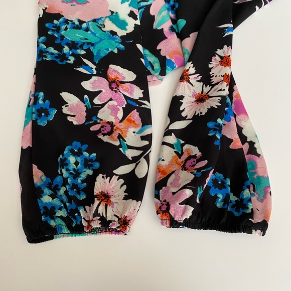 Lily White Nordstrom Tops Beautiful Printed Blouse With Shoulder Cut Outs, XS - Picture 14 of 16